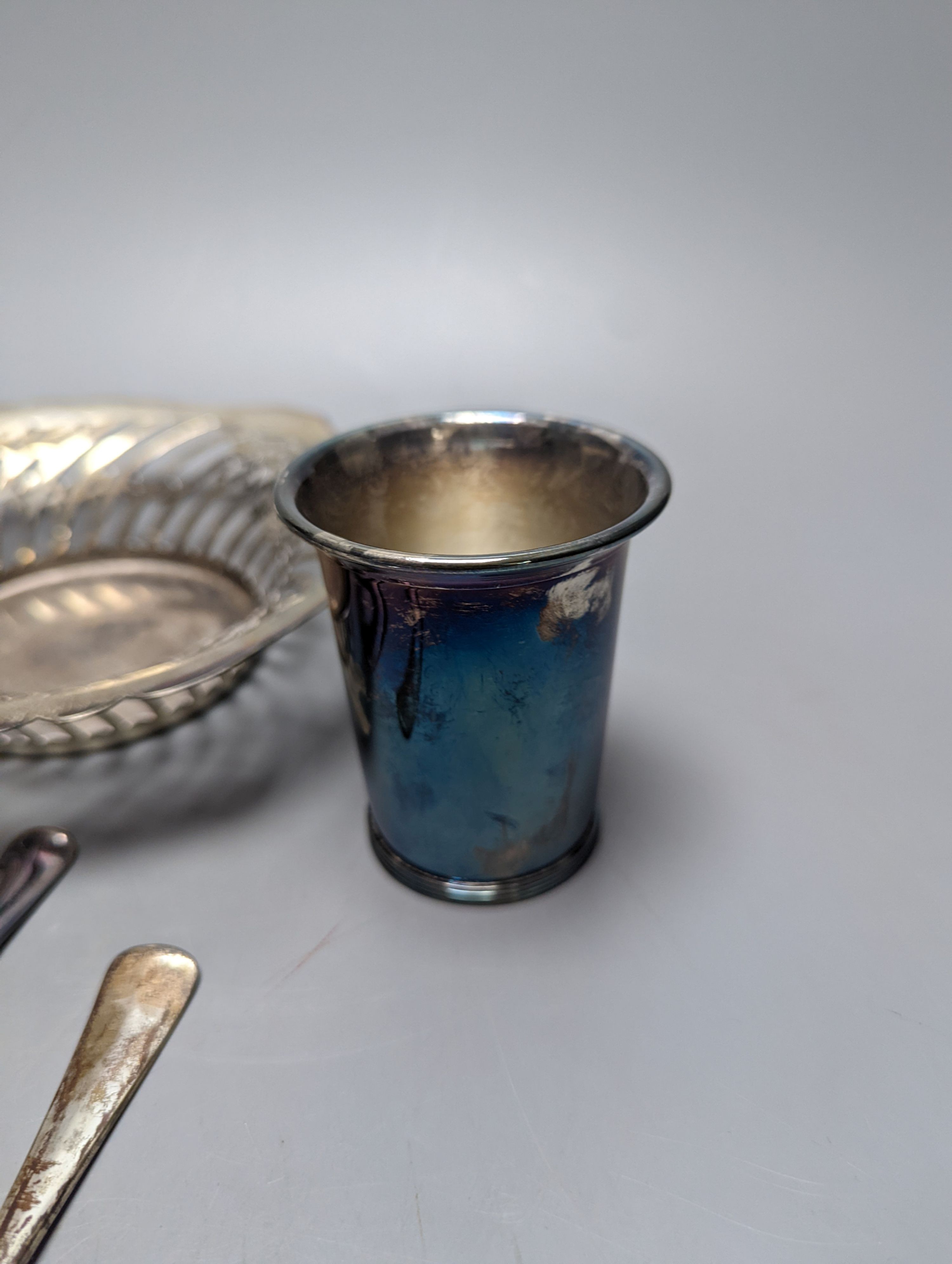 A George V pierced silver bowl, 18.1cm a Dutch white metal beaker and six items of Dutch white metal flatware, 12.5oz and a plated pedestal dish.